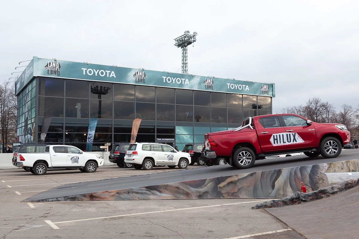 Премиальный павильон Double Decker MANHATTAN для презентации Toyota