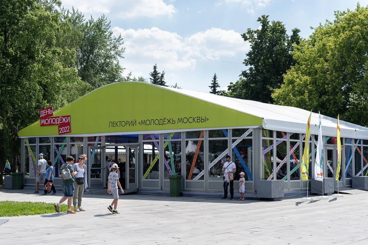 Классические конструкции CURVED TENT на дне молодежи 2022 под лекторий