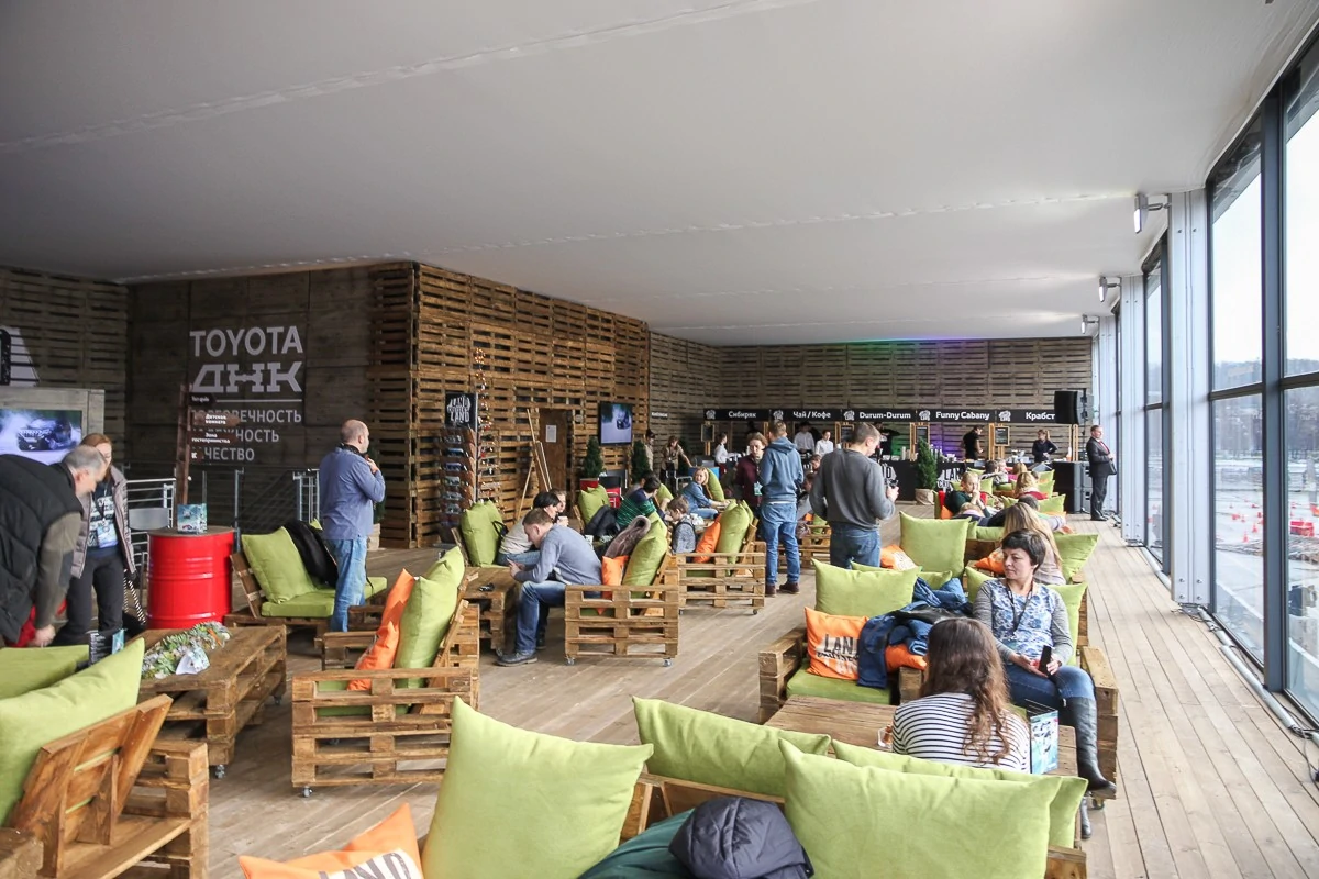 Премиальный павильон Double Decker MANHATTAN для презентации Toyota вид внутри