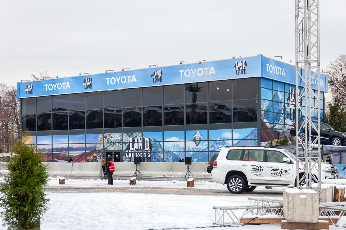 Премиальный павильон Double Decker MANHATTAN для презентации Toyota зимой