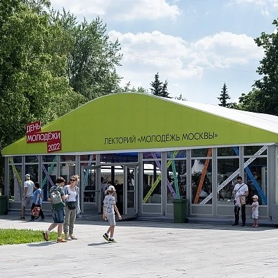 Классические павильоны CURVED TENT на дне молодежи 2022 под лекторий