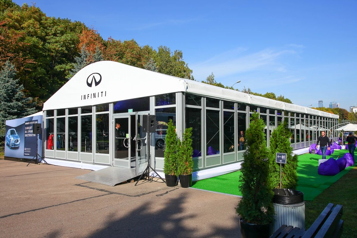 Классические конструкции CURVED TENT для презентации Infiniti
