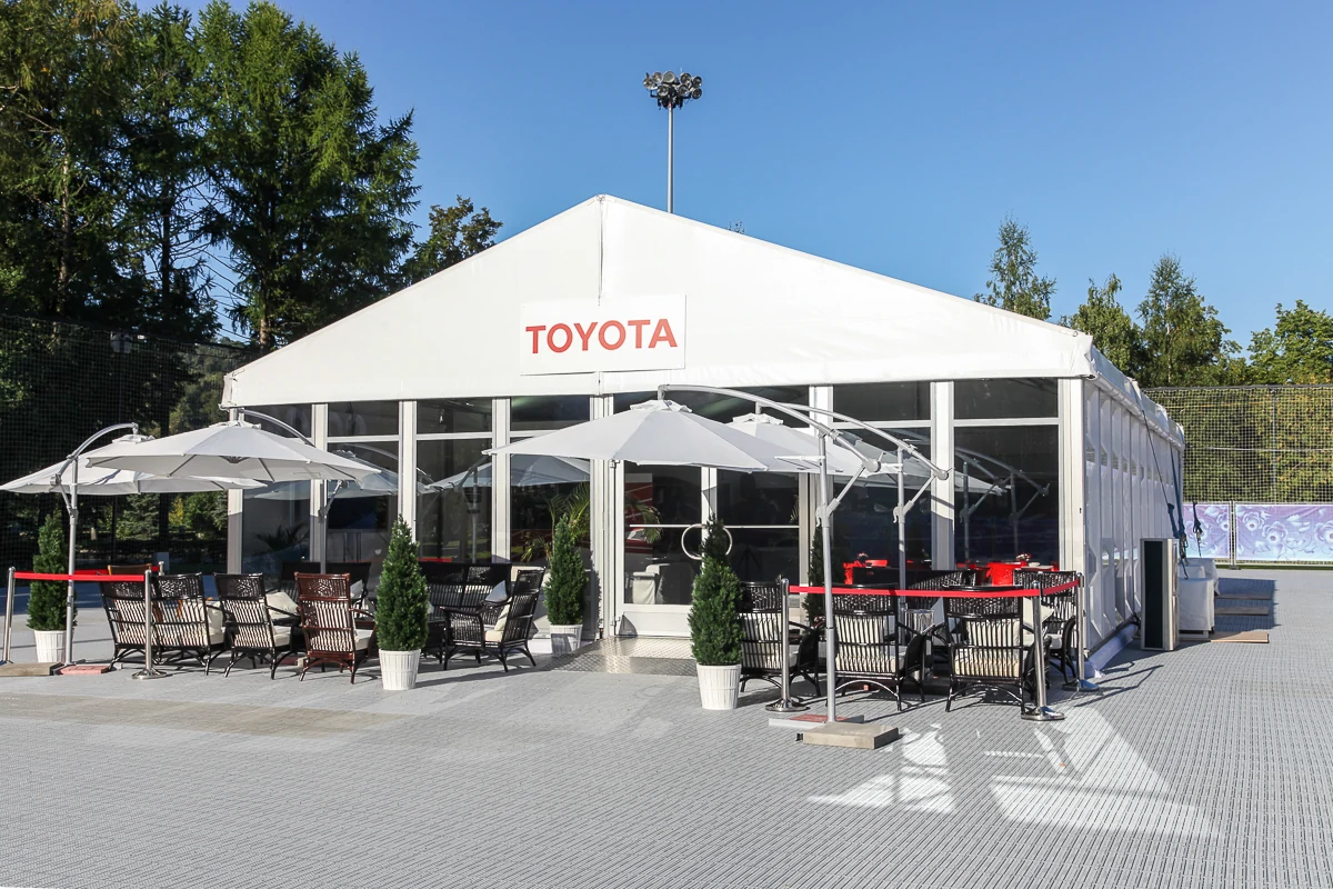 Классические конструкции PARTY TENT для презентации Toyota