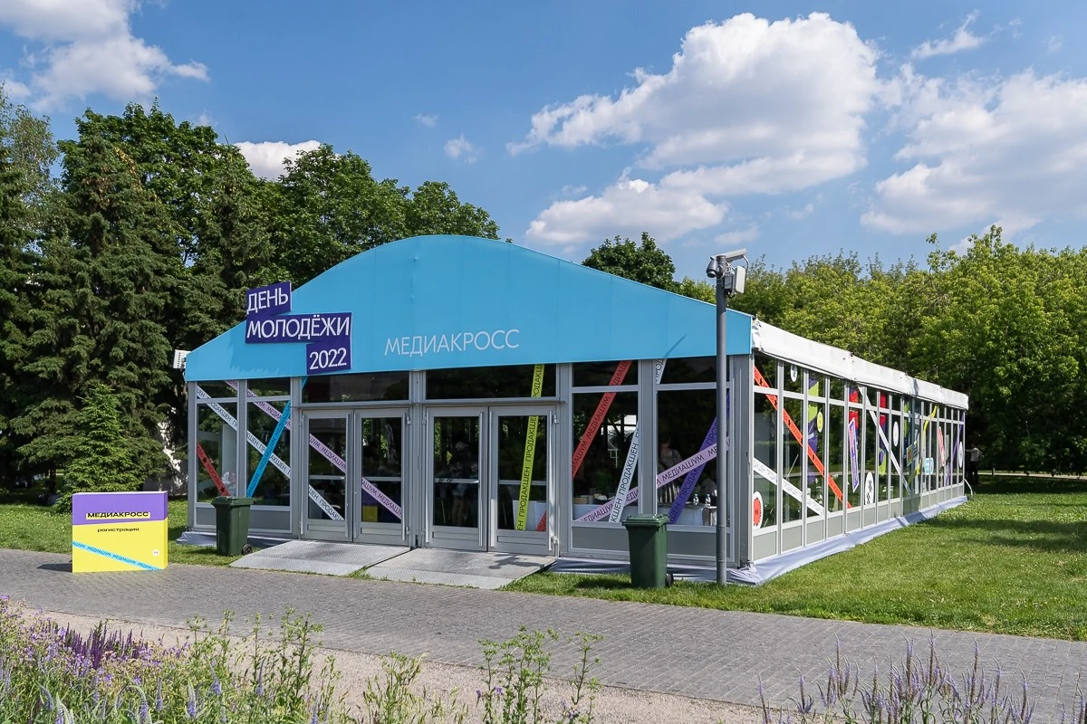 Классические конструкции CURVED TENT на дне молодежи 2022 медиа кросс