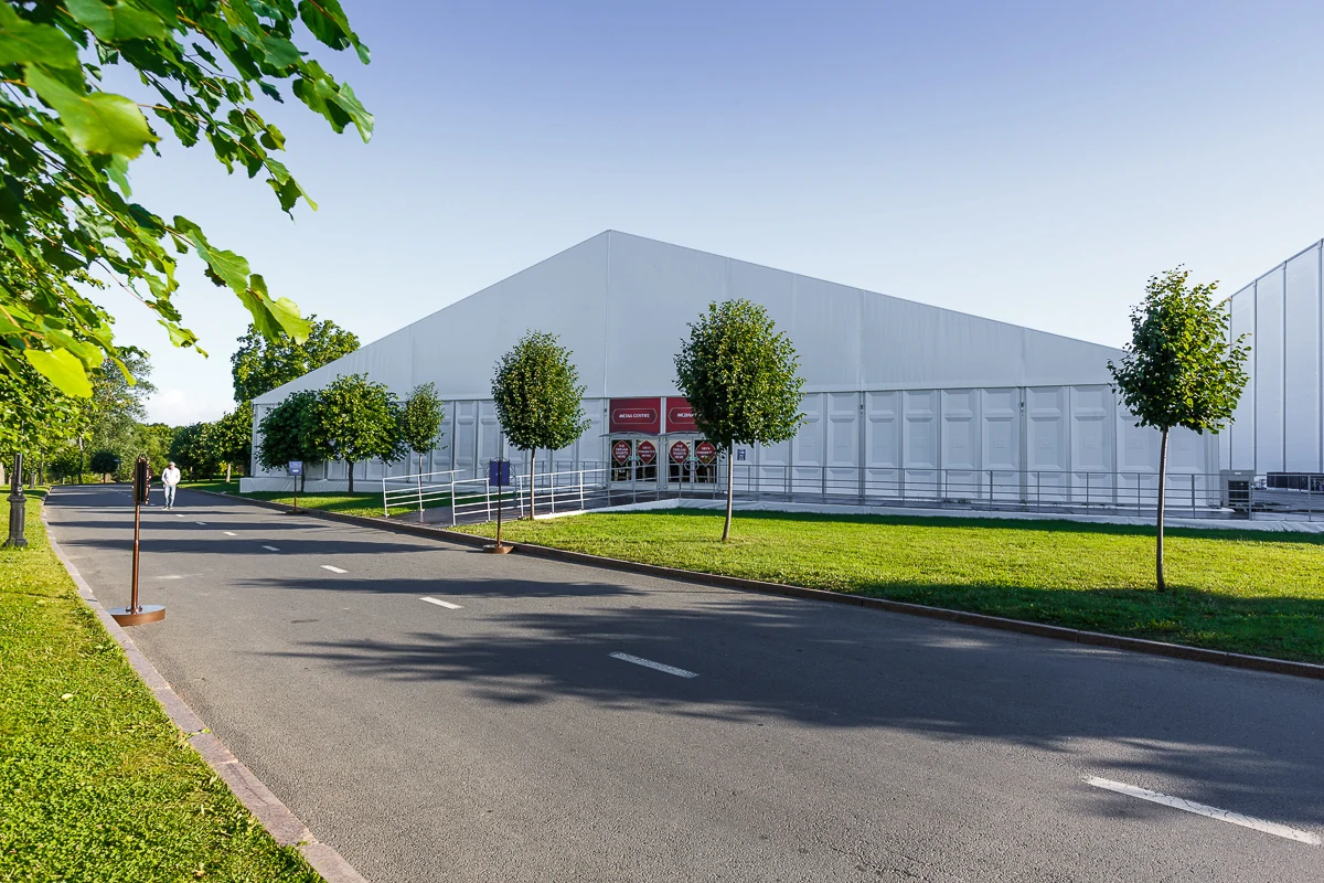 Классические конструкции BIG TENT снаружи с пластиковыми панелями